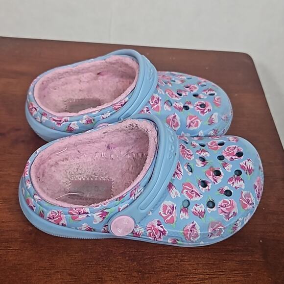 CROCS Girls Blue and Pink Floral Fuzzy lined Clogs - Picture 4 of 7